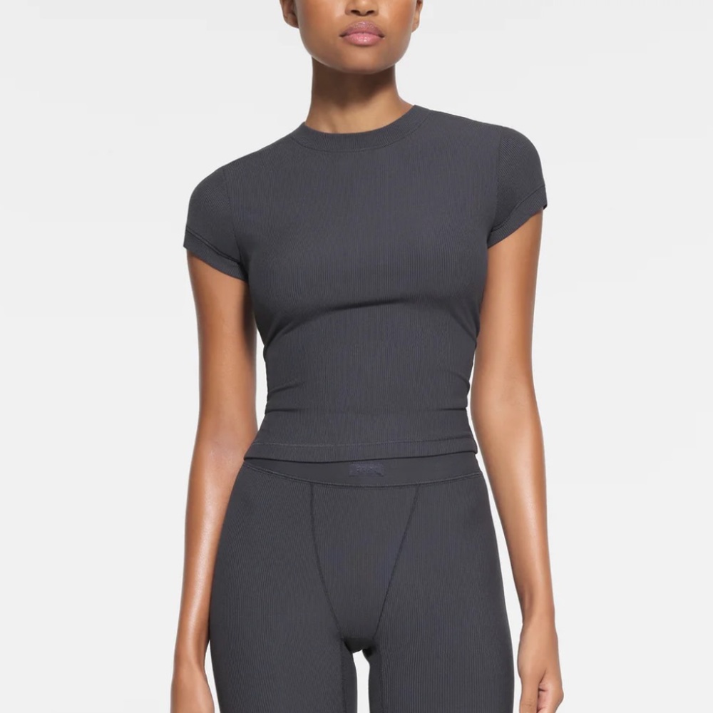 Skims soft lounge baby tee in graphite